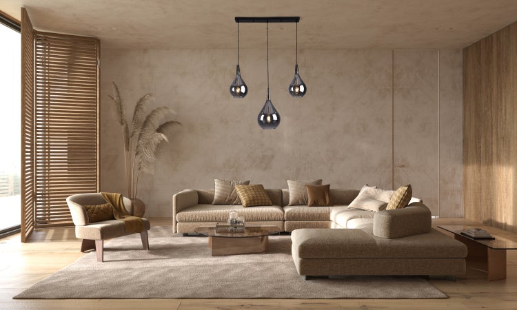 Wohnzimmer mit Sofa, Sessel, Teppich und Hängelampe