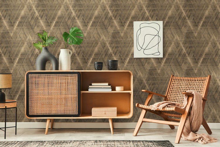 Raumansicht mit gemusterter Tapete, Holzregal und Holzstuhl