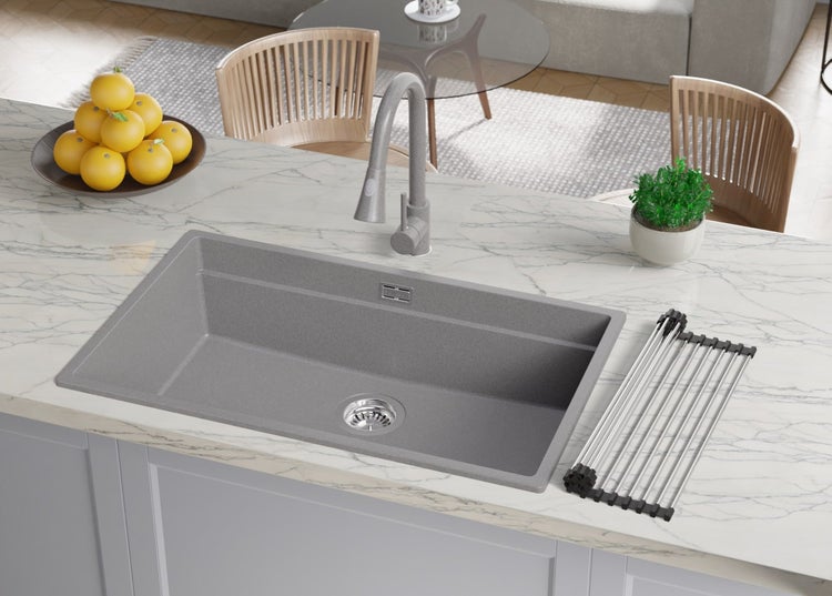 Spültisch aus Granit mit Abtropfgestell und Armatur auf einer Küchentheke