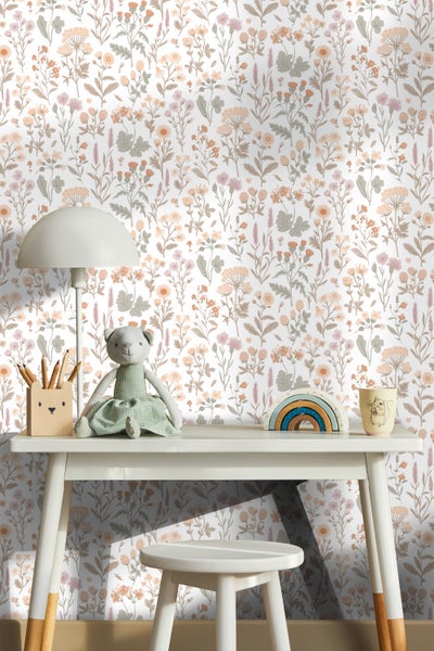 Kinderzimmer mit Blumentapete, Schreibtisch und Stuhl