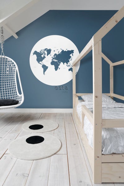 Kinderzimmer mit Himmelbett, Hängesessel und Weltkarte als Wanddeko