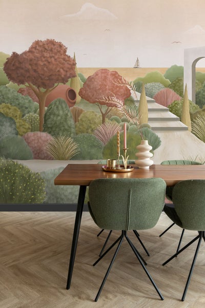 Esszimmer mit Fototapete mit Gartenmotiv, Holztisch und grünen Stühlen.