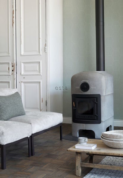 Wohnzimmer mit Sofa, Holztisch und Kaminofen