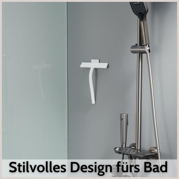 Duschabzieher in T-Form an einer Wand neben einer Glasduschwand und einem Duschsystem.