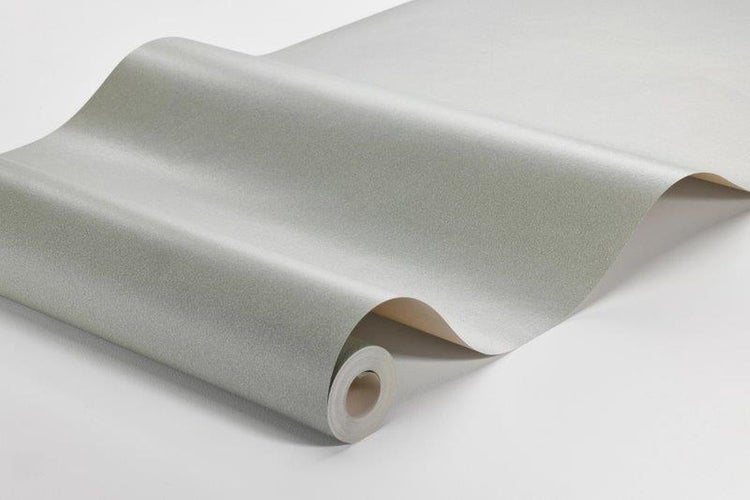 Holzregal mit drei Ebenen zur Flaschenlagerung im Garten.