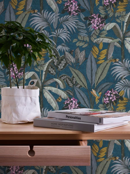 Tapete mit Dschungel-, Vogel- und Blumenmuster sowie einer Rolle Klebeband