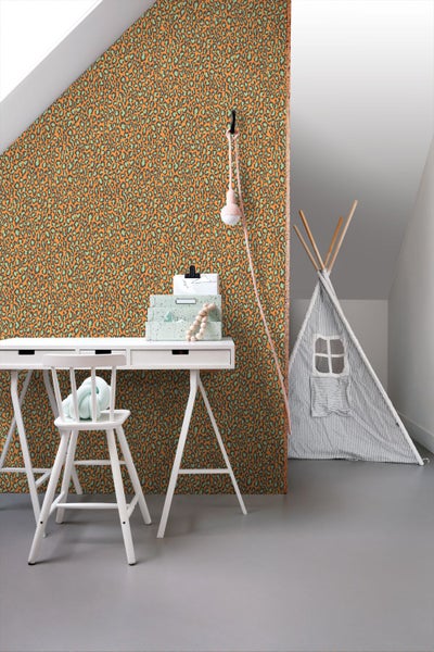 Helles Kinderzimmer mit Leopardenmuster-Tapete, weißem Schreibtisch, weißem Stuhl und einem gestreiften Tipi-Zelt.