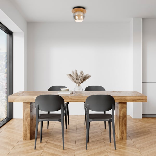 Esszimmer mit Holztisch, Stühlen und Deckenleuchte