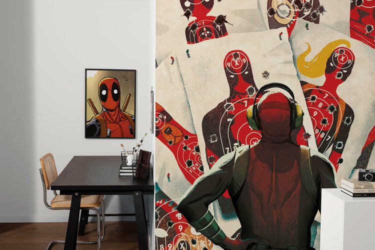 Einrichtung mit einem Schreibtisch, einem Stuhl und einem Comic-Wandbild mit Superhelden-Motiv