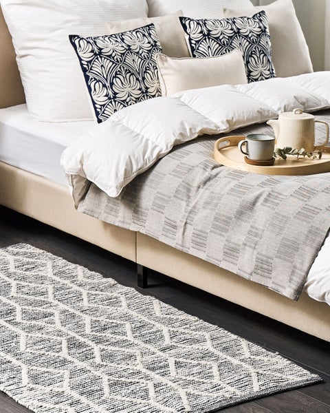 Blühender Zylinderputzer mit Blättern