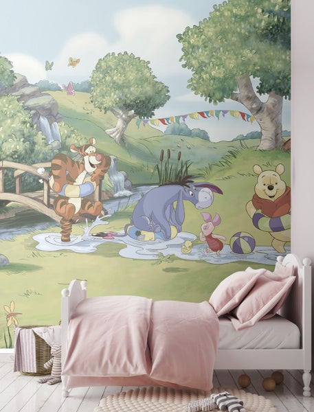 Kinderzimmer mit einer Fototapete von Winnie Puuh und seinen Freunden