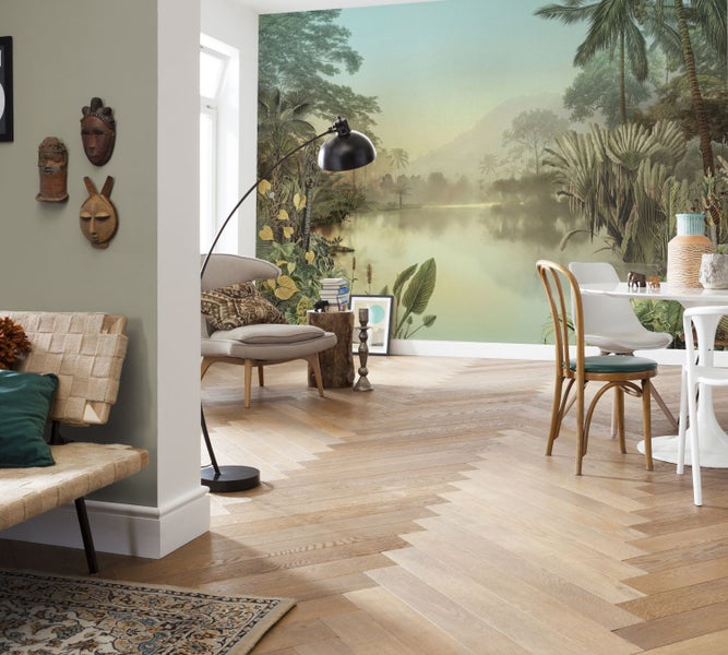 Heller Raum mit Parkettboden, Deko und einer Fototapete mit Dschungelmotiv