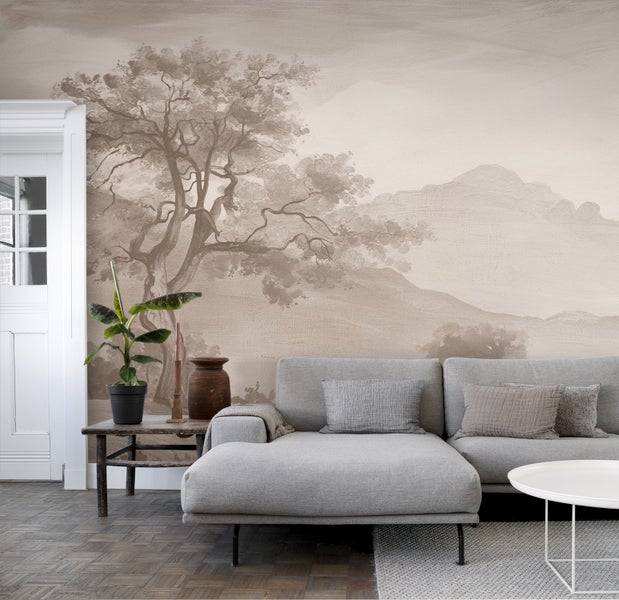 Wohnzimmer mit Landschaftstapete, Sofa und Dekorationen auf dem Tisch