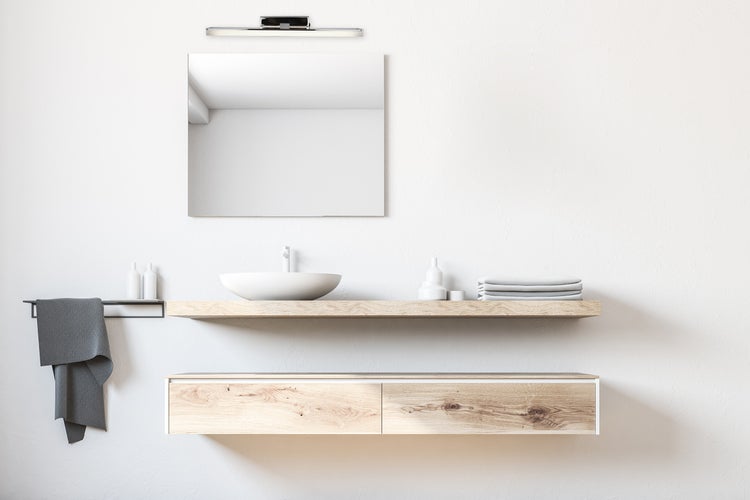 Badezimmer mit Spiegel, Waschbecken, Holzablage und Handtuchhalter