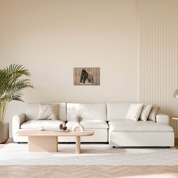 Wohnzimmer mit Sofa, Tisch und einem Bild von einem Gorilla an der Wand