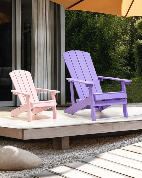 Zwei Adirondack-Gartenstühle aus Holz auf einer Terrasse
