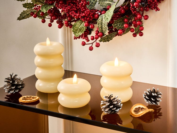 Drei dekorative LED-Kerzen mit Ringdesign