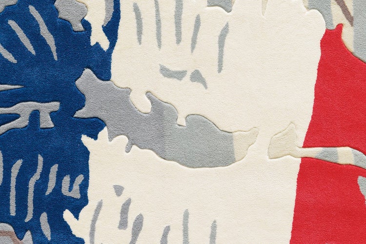 Nahaufnahme eines modernen Teppichs mit abstraktem Muster in verschiedenen Farben und unterschiedlichen Florhöhen für einen dreidimensionalen Effekt.