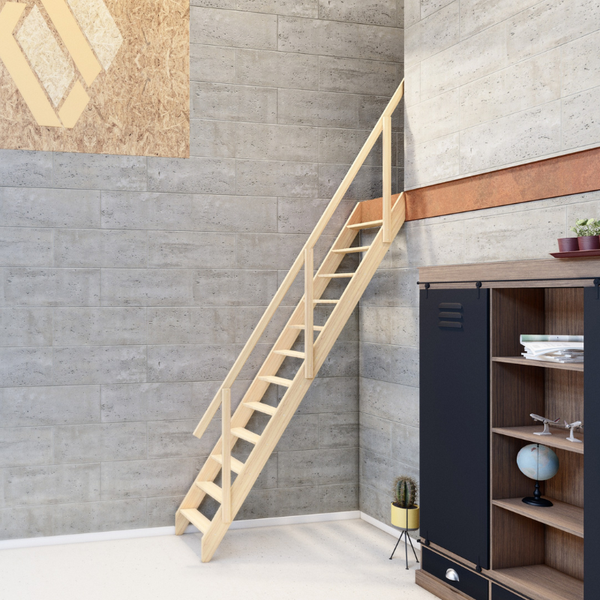 Raumszene mit Holztreppe, Holzregal und Zimmerpflanzen