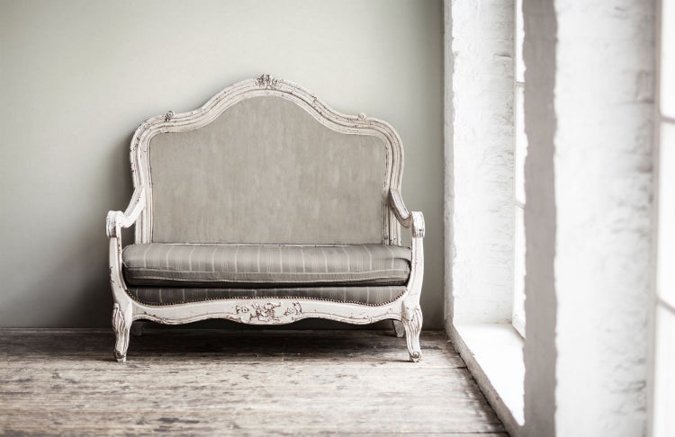 Heller Speiseraum mit floral gemusterter Tapete, Esstisch und Stühlen.