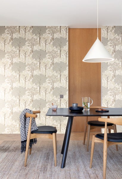 Geschmückter Weihnachtsbaum mit Kugeln, Federn und Sternen