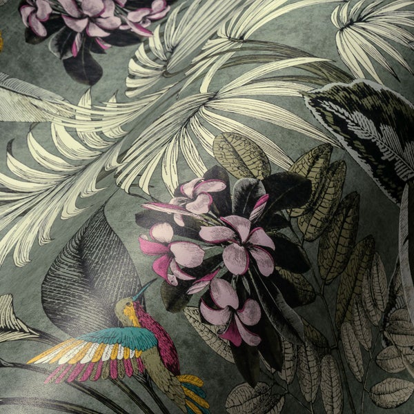 Gartenstuhl aus Holz mit Armlehne und schwarzer Polsterung