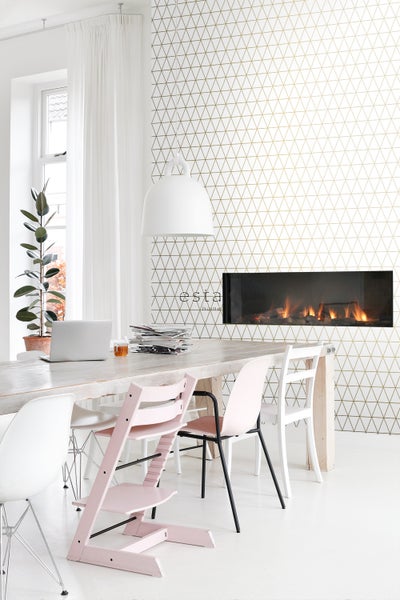 Heller Raum mit Esstisch, Stühlen, Kamin und Tapete mit geometrischem Muster