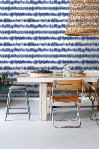 ESTAhome Tapete horizontale Tie-Dye Shibori Streifen Indigoblau und Weiß - 53 cm x 10.05 m - 148689