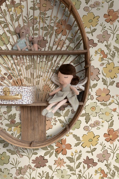 Rundes Regal mit Puppen und floraler Tapete