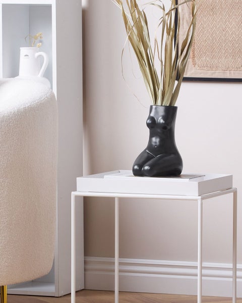 Dekorative Glasvasen in verschiedenen Formen und Farben mit Pflanzen