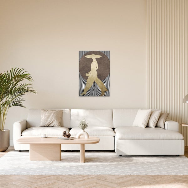 Wohnzimmer mit Sofa, Tisch und einem Wandbild mit einer Frau