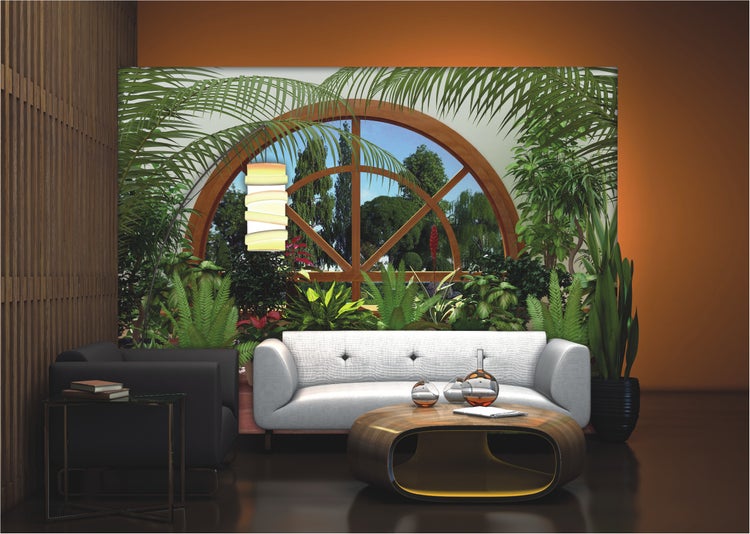 Wohnzimmer mit Sofa, Sessel, Couchtisch und dekorativer Bepflanzung vor einer Fensterattrappe