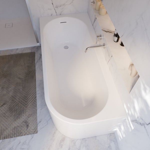 Badezimmer mit Badewanne, Armatur und Marmorfliesen