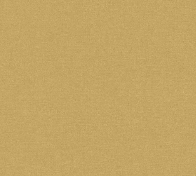 Holzlagerregal aus Holz mit gelagertem Brennholz vor einer Hauswand