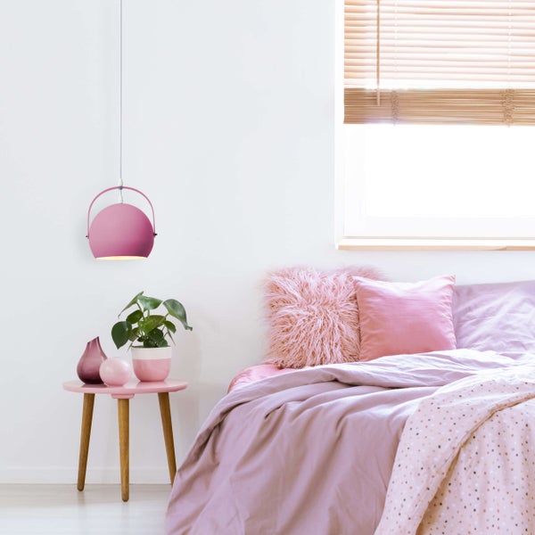 Helles Schlafzimmer mit Bett, Beistelltisch, Zimmerpflanze und Pendelleuchte