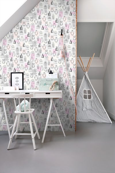 Helles Kinderzimmer mit Schreibtisch, Stuhl, Spielzelt und Tapete mit Parfümflaschen-Muster.