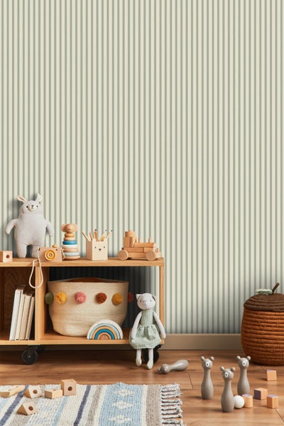 Kinderzimmer mit gestreifter Tapete, Holzregal und Spielzeug