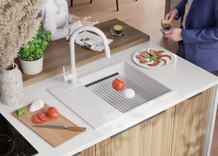 Küchenszene mit Spüle, Armatur, Schneidebrett und zubereiteten Zutaten für Caprese