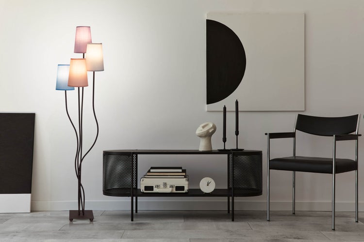 Innenraum mit Stehlampe, Ablagetisch, Dekoration und Stuhl