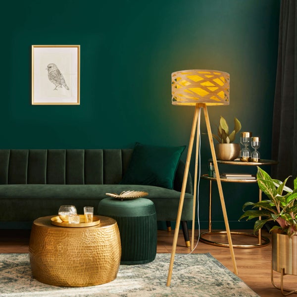 Wohnzimmer mit Sofa, Stehlampe und Couchtisch