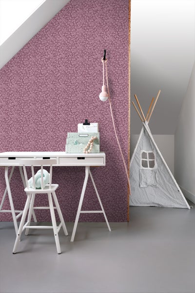Kinderzimmer mit Schreibtisch, Stuhl, Spielzelt und gemusterter Tapete