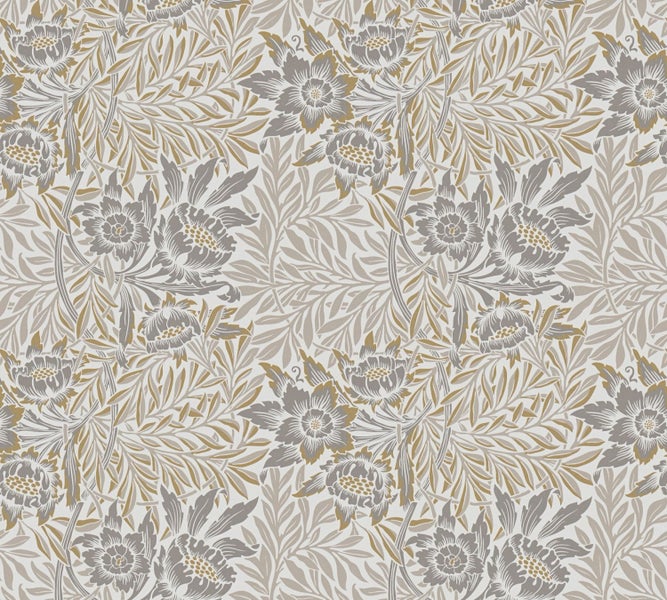 Dekoratives Schlafzimmer mit floraler Tapete, Tisch und Einrichtungsgegenständen für eine gemütliche Atmosphäre.