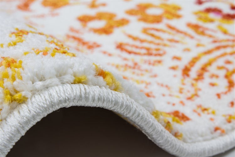 Nahaufnahme eines gemusterten Teppichs mit verstärkter Kante und weichem Flor.