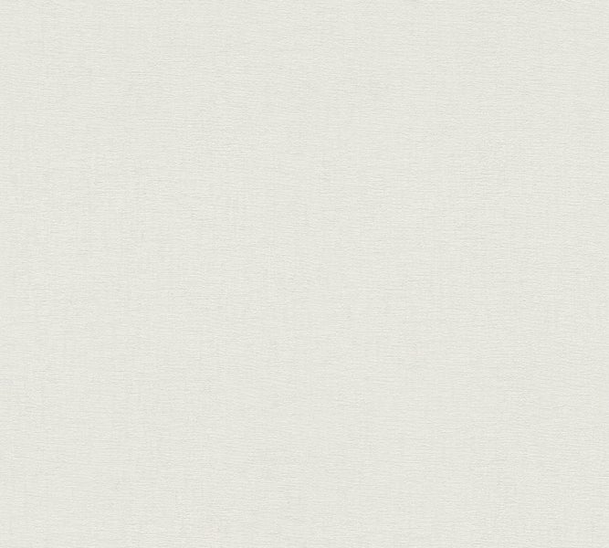 Wohnszene mit zwei grauen Sesseln, Kissen, Beistelltisch, Spiegel und Pflanze