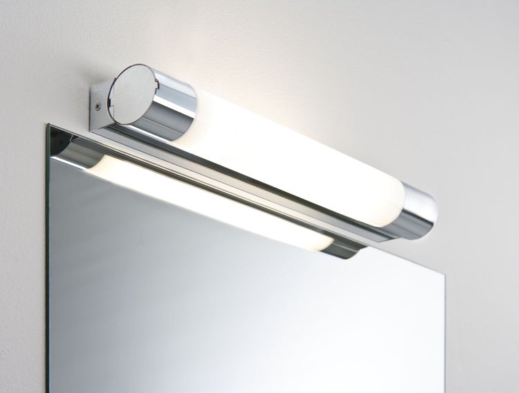 Selection Bathroom LED Spiegelleuchte Orgon Steckdose IP44 3000K 570lm 230V 7,5W Chrom