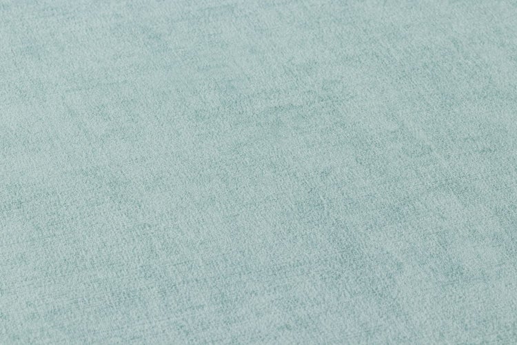 Wohnzimmer mit Sofa, Stuhl und Wandtapete mit floralem Muster