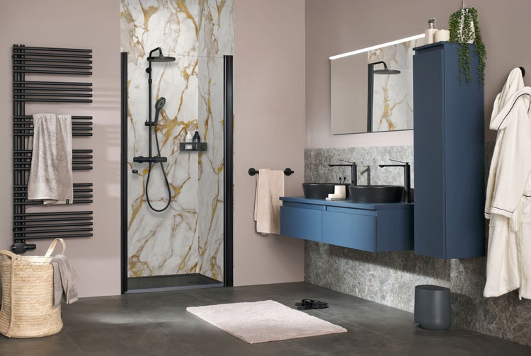 Modernes Badezimmer mit Dusche, Waschtisch, Spiegel und Handtuchwärmer für ein stilvolles Ambiente