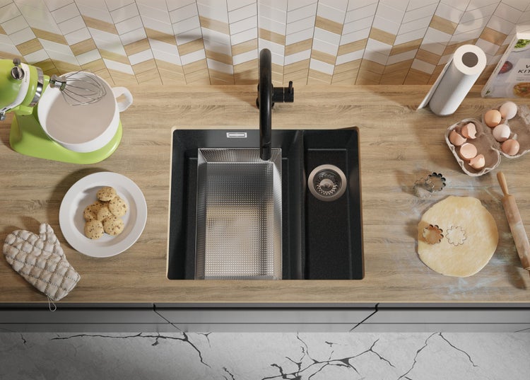 Küchenszene mit Spüle, Armatur, Speisen und Küchenutensilien auf einer Arbeitsplatte.