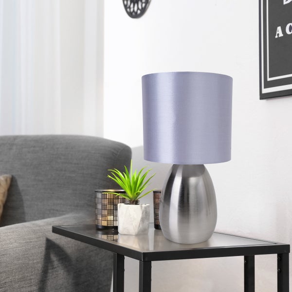 Dekorative Tischleuchte mit Lampenschirm auf einem Beistelltisch