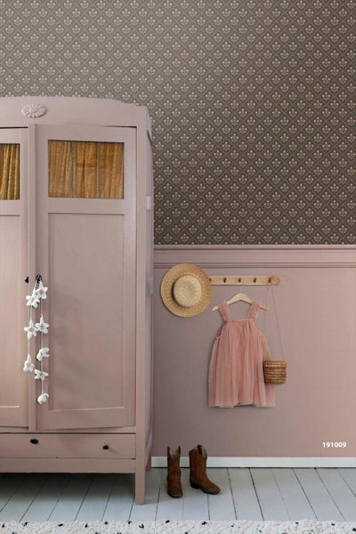 Tapete mit floralem Muster über Wandpaneel kombiniert mit Holzschrank und Kleiderhaken.